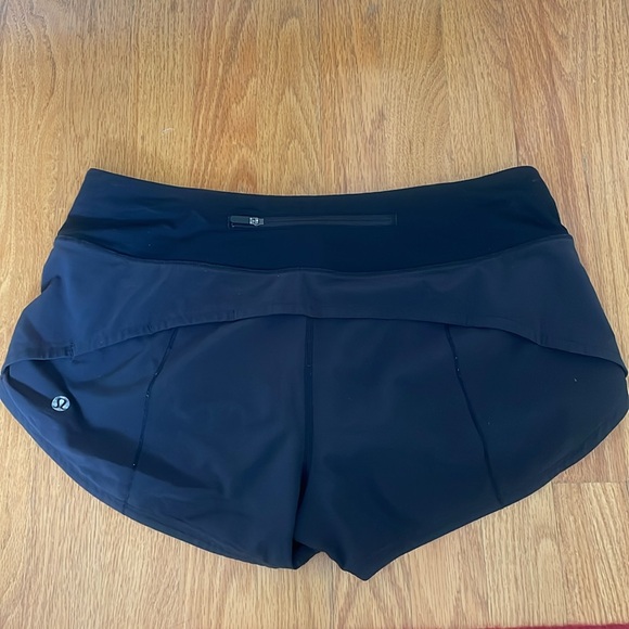 Lululemon low rise 2.5 shorts - Picture 2 of 4